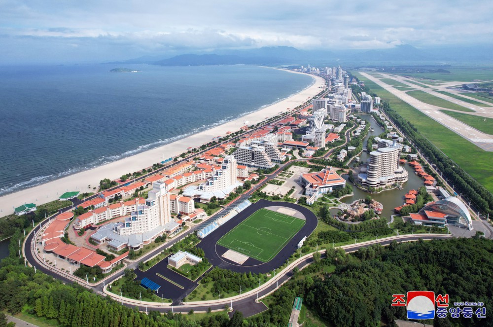 Estimado compañero Kim Jong Un dirige sobre el terreno la construcción de la Zona Turística Costera de Kalma en Wonsan