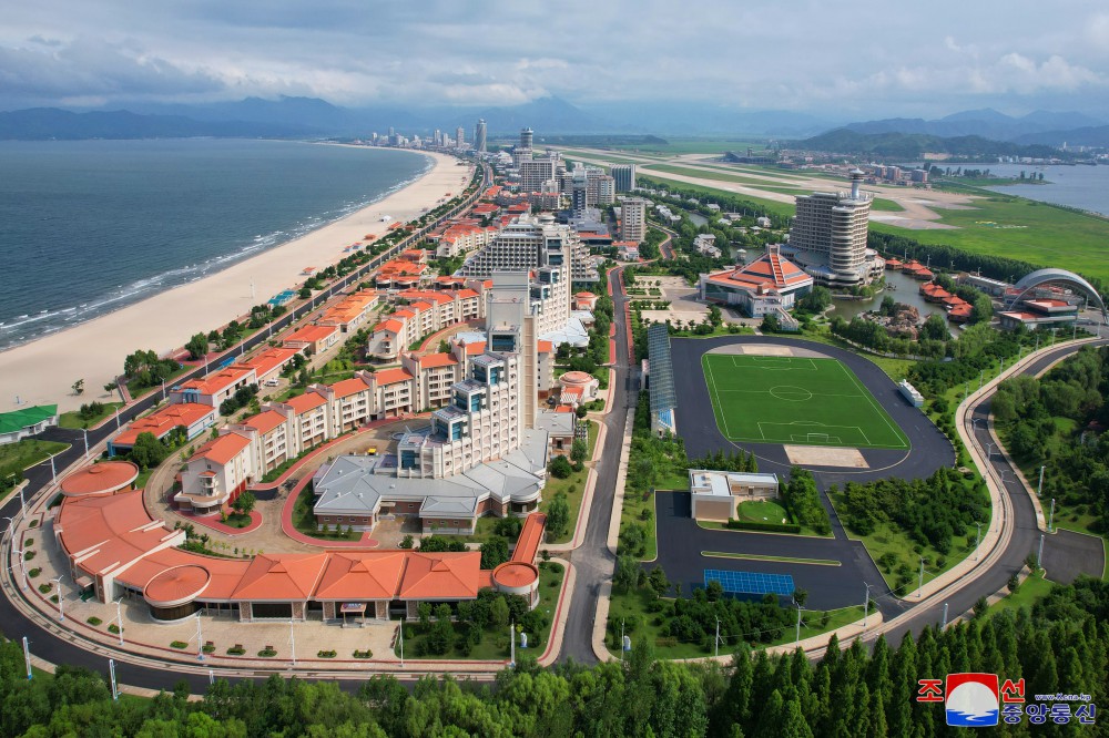 Estimado compañero Kim Jong Un dirige sobre el terreno la construcción de la Zona Turística Costera de Kalma en Wonsan