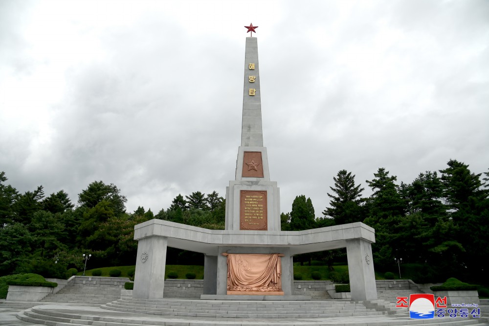 Igor Krasnov deposita ofrenda floral ante el Monumento a la Liberación