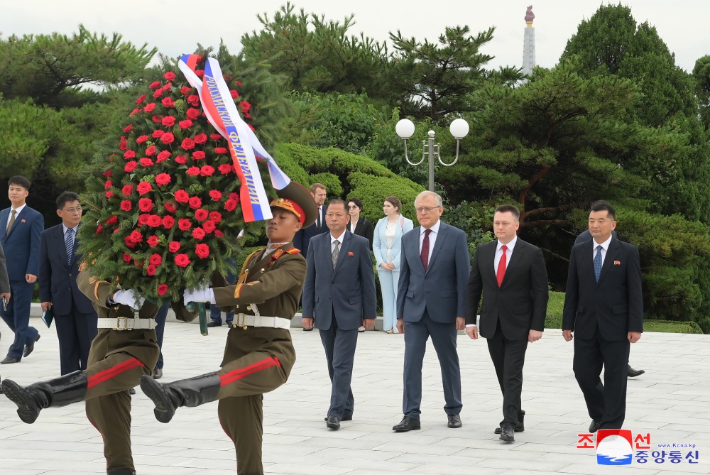 Igor Krasnov deposita ofrenda floral ante el Monumento a la Liberación