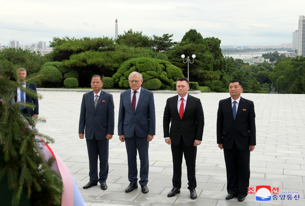 Igor Krasnov deposita ofrenda floral ante el Monumento a la Liberación