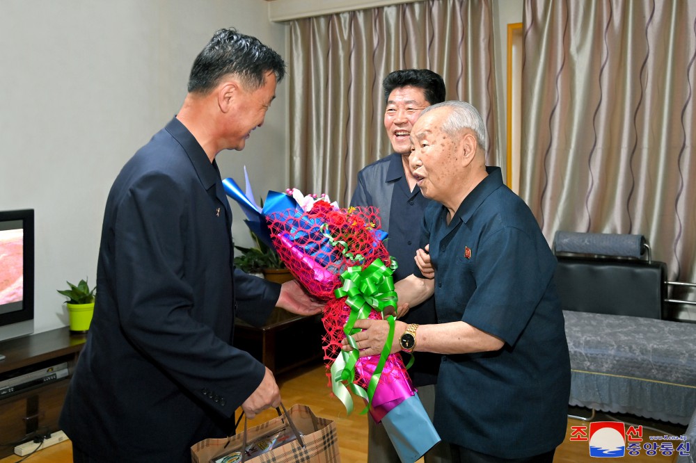 국가지도간부들 위대한 전승절을 맞으며 전쟁로병들의 가정을 방문