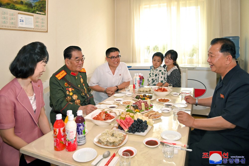 Senior State Officials Visit Families of War Veterans