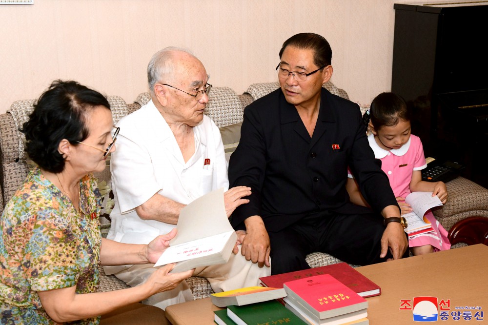 Senior State Officials Visit Families of War Veterans