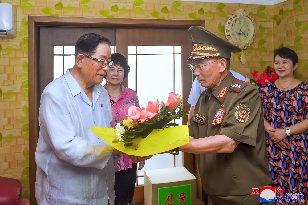 Cuadros coreanos visitan a los veteranos de guerra en vísperas del día de victoria