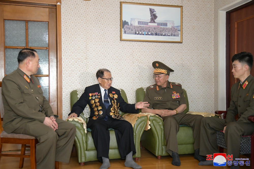 Cuadros coreanos visitan a los veteranos de guerra en vísperas del día de victoria