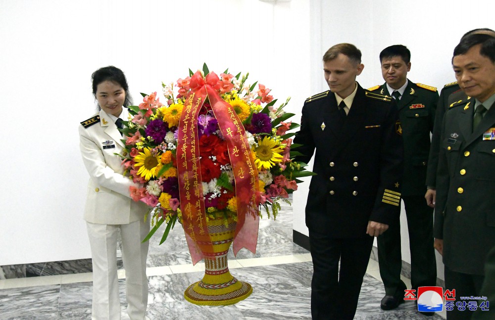 敬爱的金正恩同志收到外国驻朝鲜武官团送来的花篮与贺信