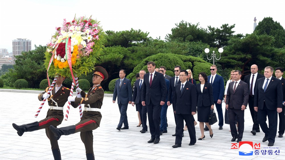 白俄罗斯共和国外交部长参观各处