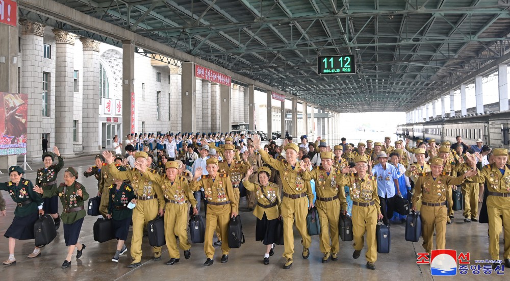 조국해방전쟁승리 71돐 경축행사참가자들 평양 도착