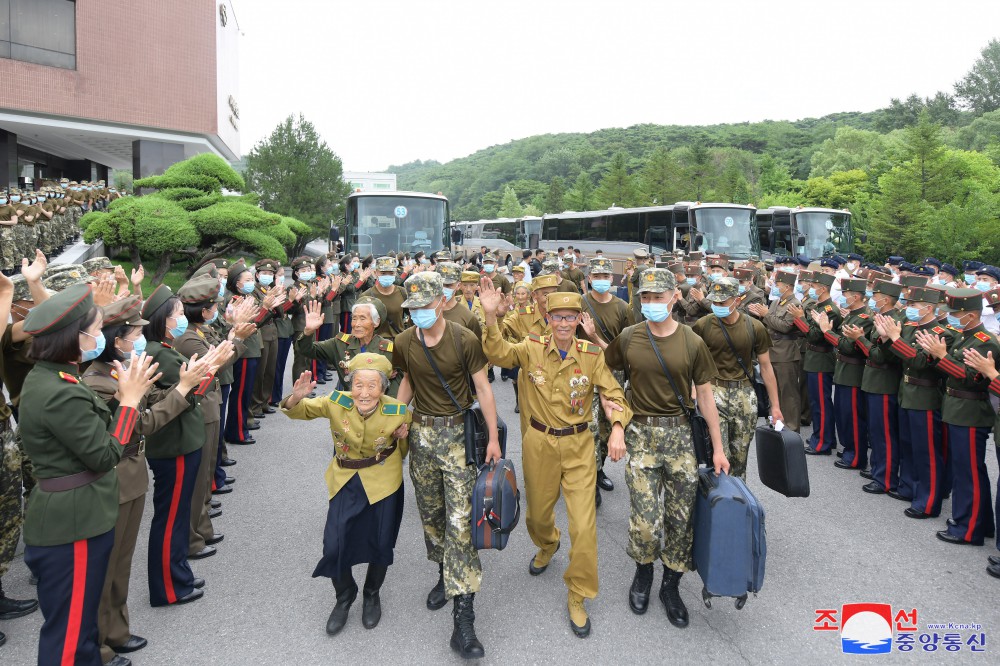 조국해방전쟁승리 71돐 경축행사참가자들 평양 도착