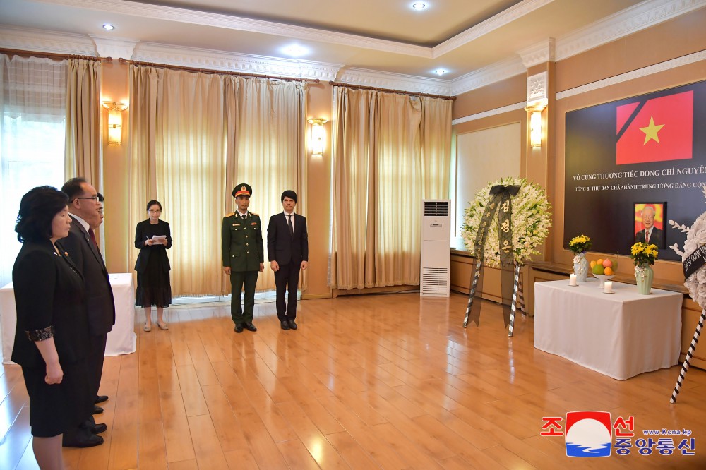 Estimado compañero Kim Jong Un envía ofrenda floral a la embajada vietnamita