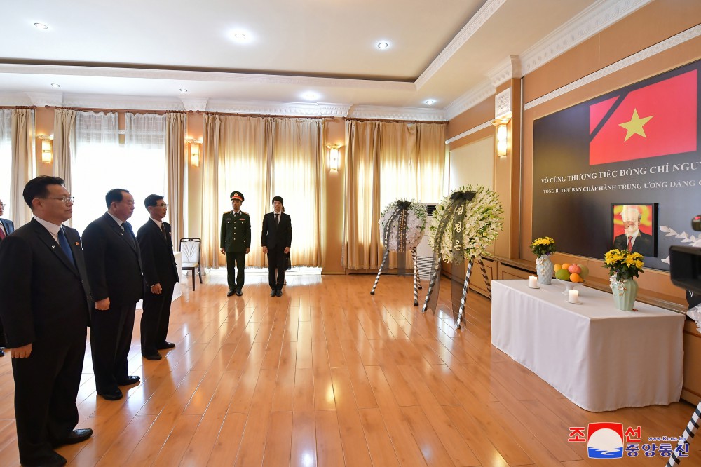 DPRK Officials Pay Condolatory Visit to Vietnamese Embassy Here