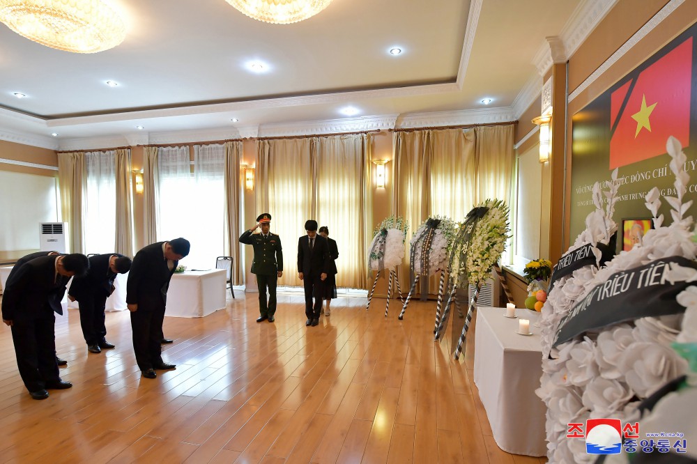 DPRK Officials Pay Condolatory Visit to Vietnamese Embassy Here