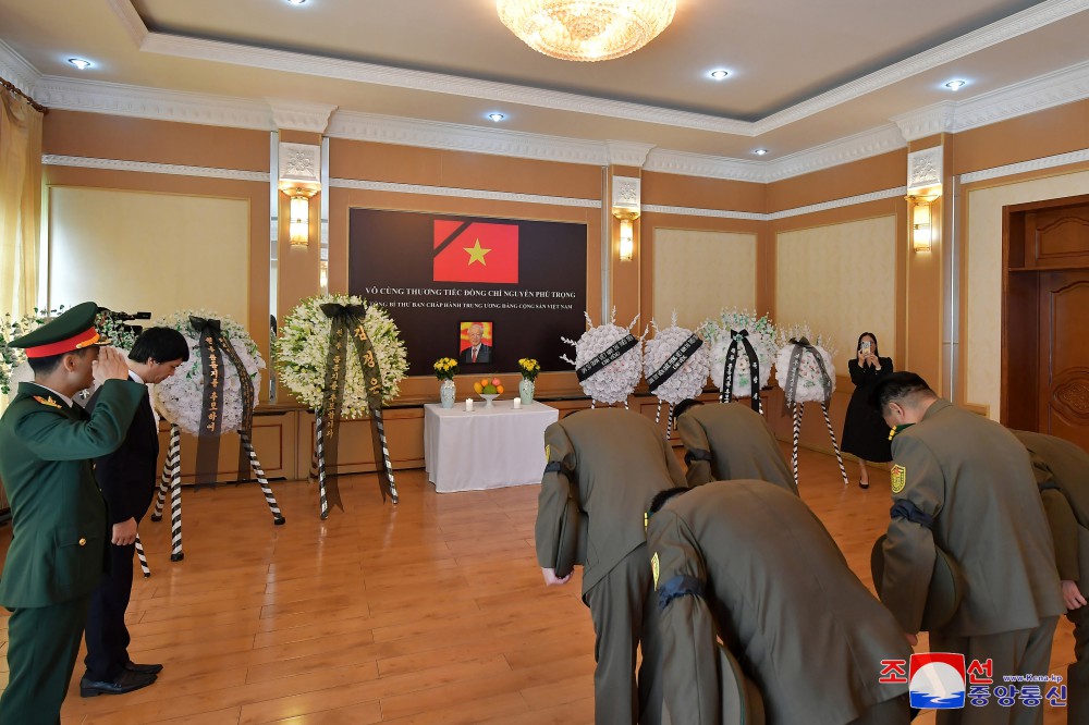 DPRK Officials Pay Condolatory Visit to Vietnamese Embassy Here