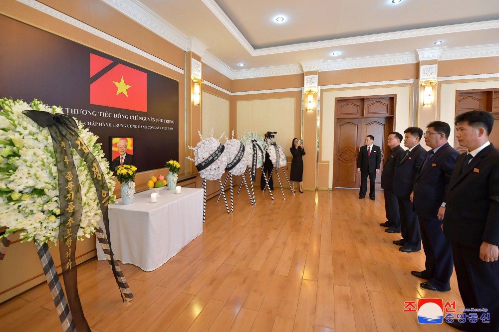 DPRK Officials Pay Condolatory Visit to Vietnamese Embassy Here