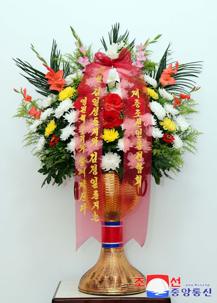 Floral Baskets to Statues of Great Leaders from Koreans in China