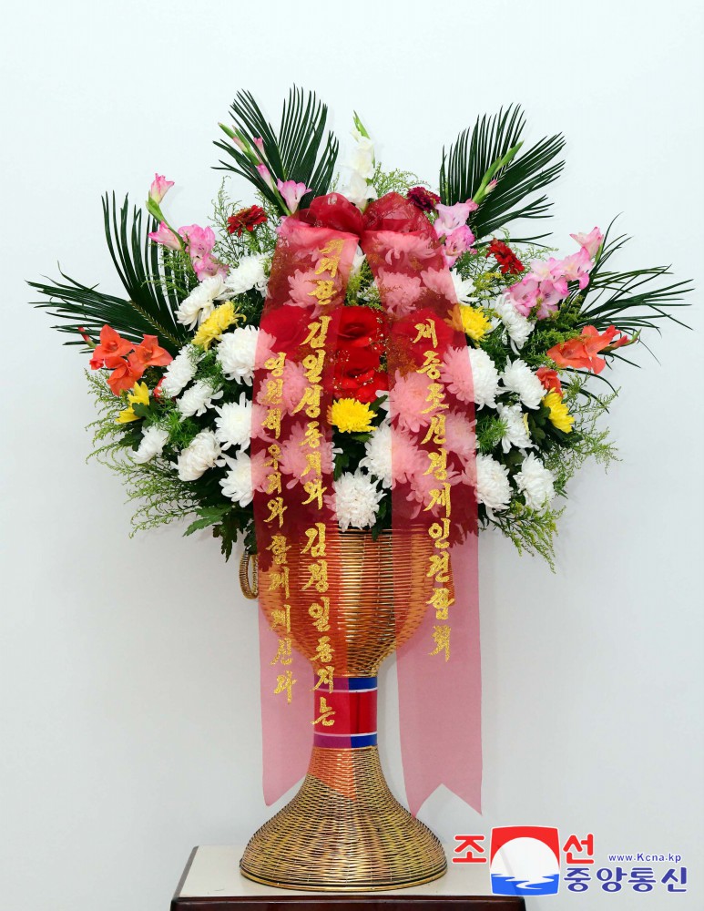 Floral Baskets to Statues of Great Leaders from Koreans in China