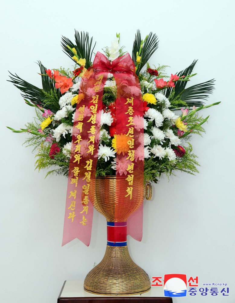 Floral Baskets to Statues of Great Leaders from Koreans in China