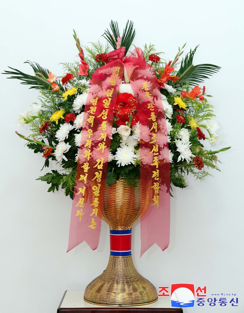 Floral Baskets to Statues of Great Leaders from Koreans in China