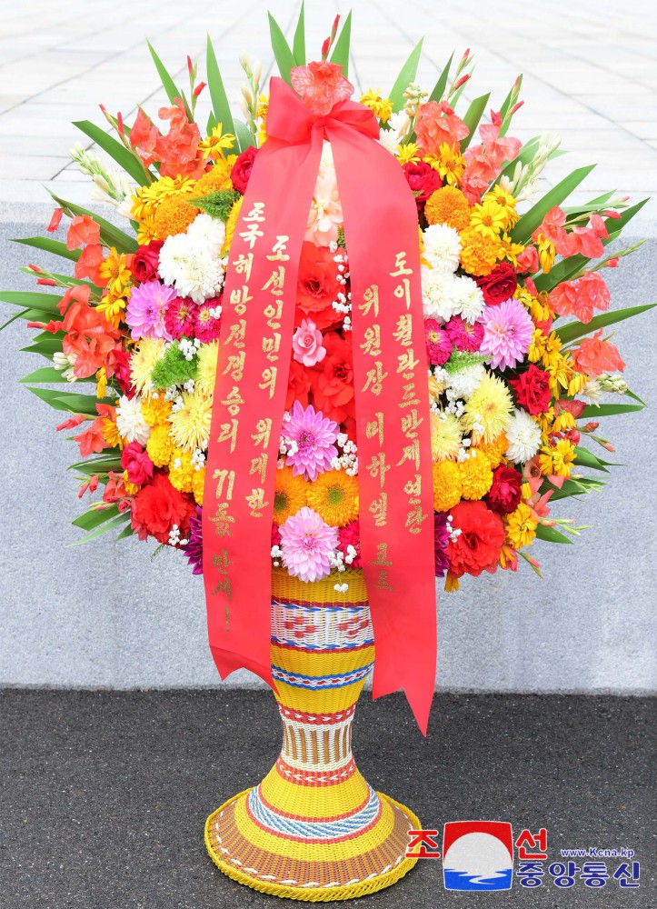 Floral Baskets to Statues of Great Leaders from Abroad