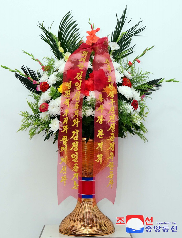 Floral Baskets to Statues of Great Leaders from Abroad