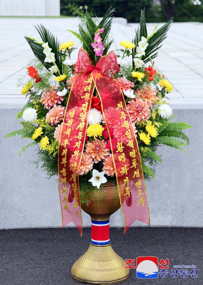 Floral Baskets to Statues of Great Leaders from Abroad