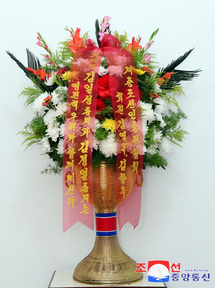 Floral Baskets to Statues of Great Leaders from Abroad