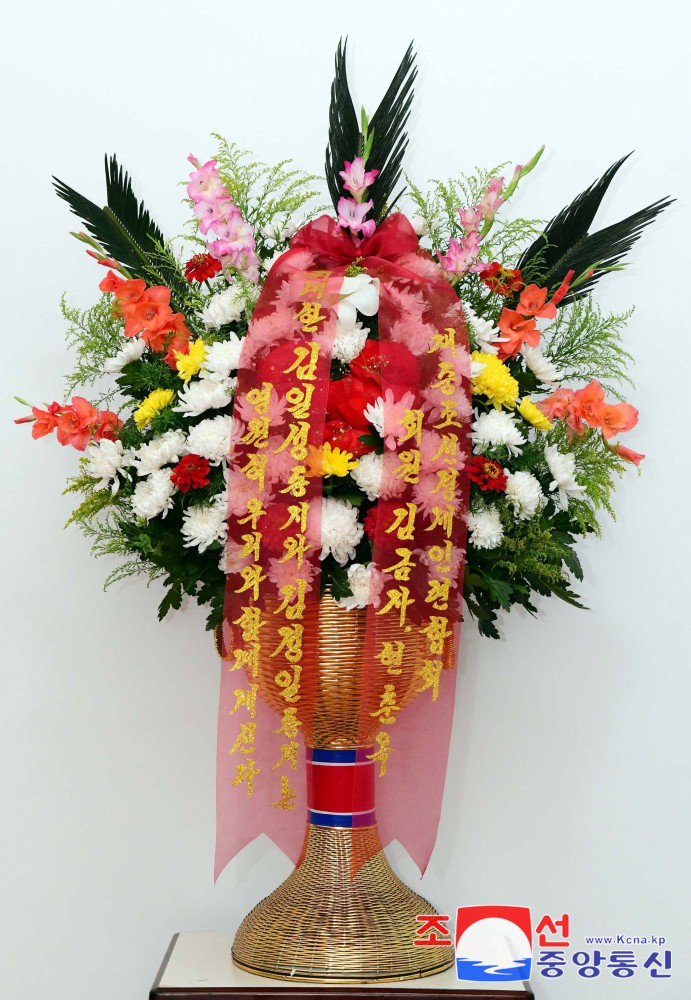 Floral Baskets to Statues of Great Leaders from Abroad