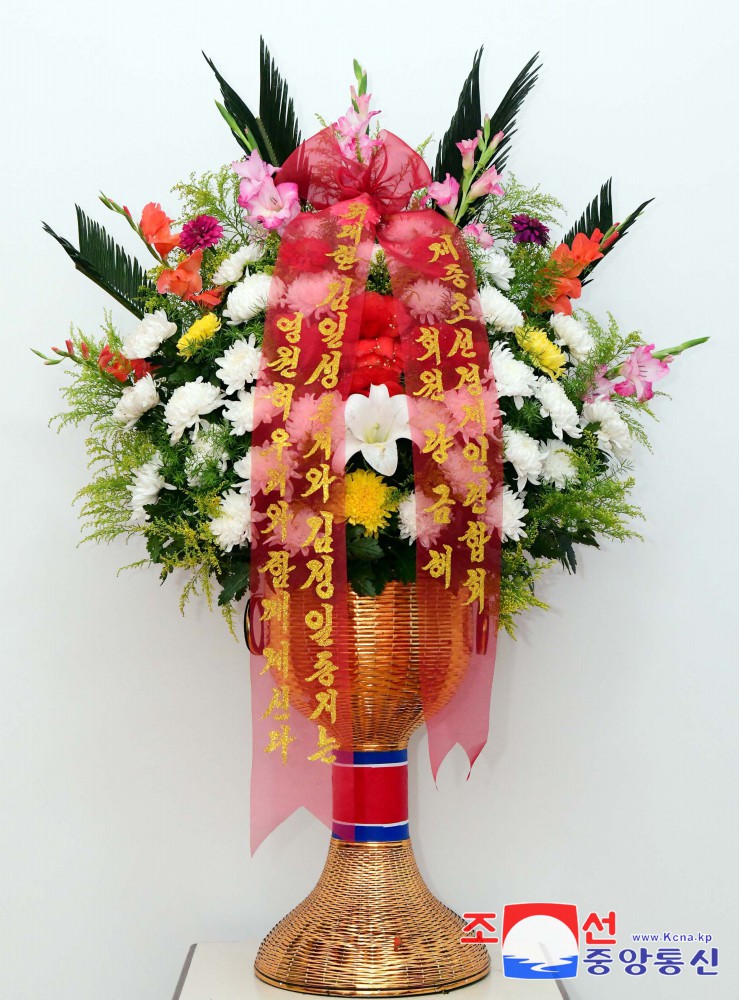 Floral Baskets to Statues of Great Leaders from Abroad