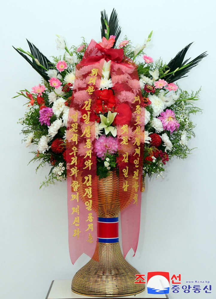 Floral Baskets to Statues of Great Leaders from Abroad