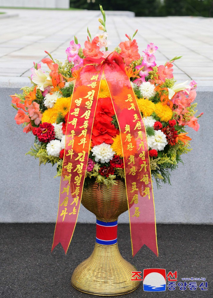 Extranjeros y coreanos en China envían cestos de flores a la colina Mansu