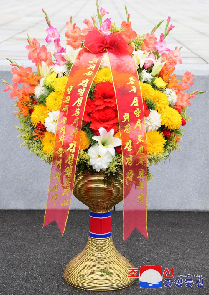 Extranjeros y coreanos en China envían cestos de flores a la colina Mansu