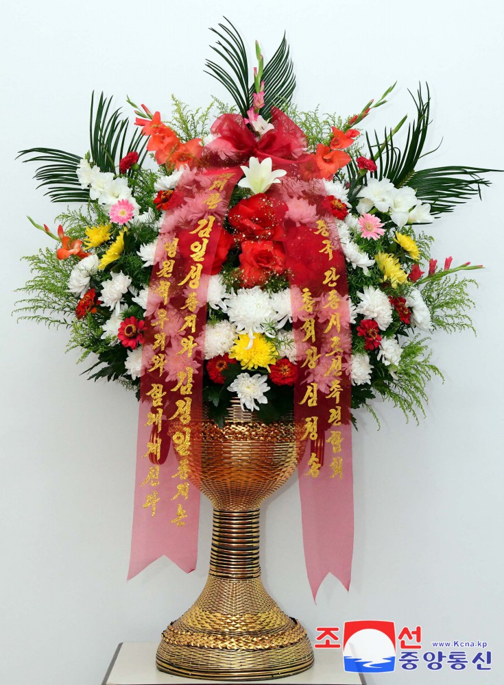 Floral Baskets to Statues of Great Leaders from Abroad