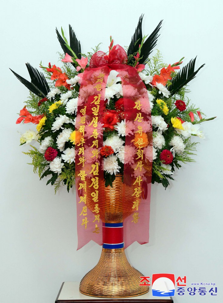 Floral Baskets to Statues of Great Leaders from Abroad