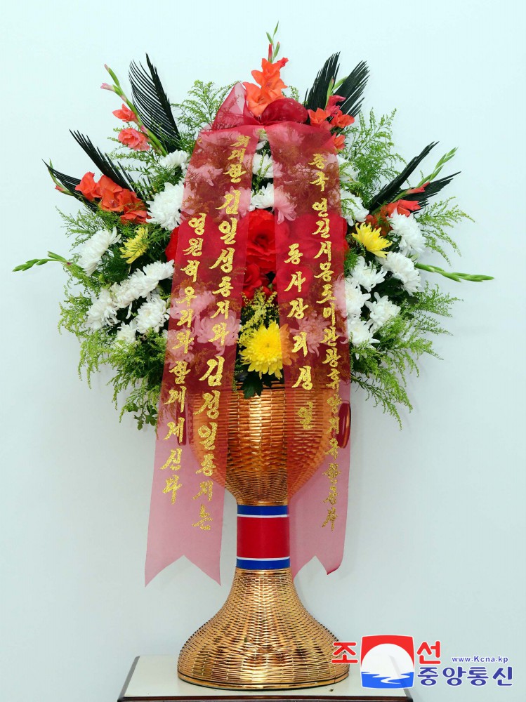 Floral Baskets to Statues of Great Leaders from Abroad