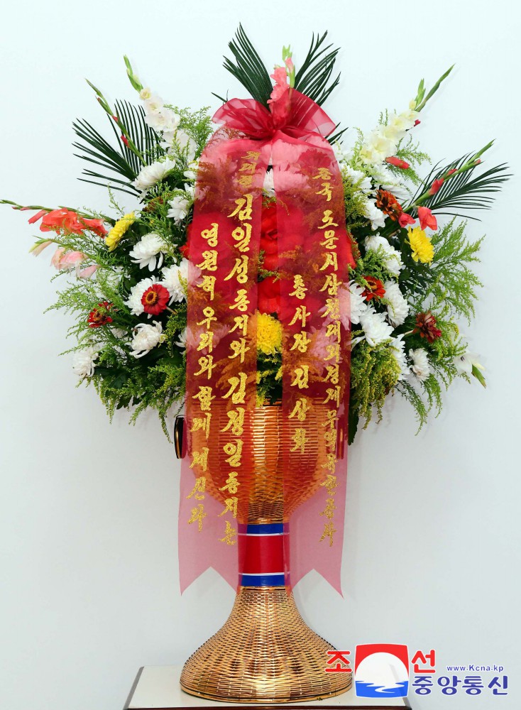 Floral Baskets to Statues of Great Leaders from Abroad