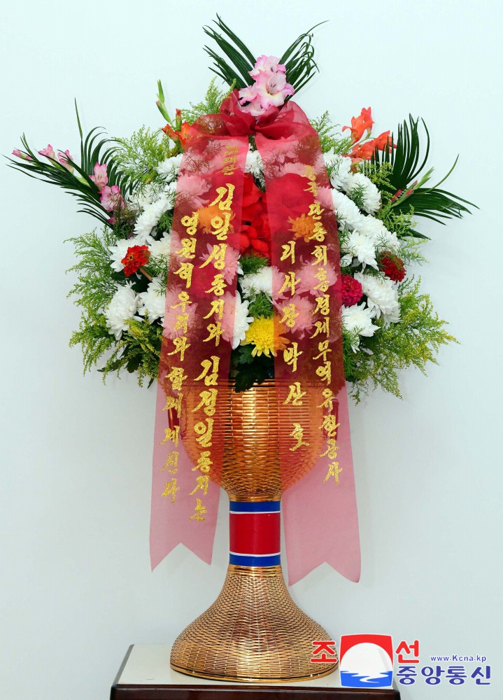 Floral Baskets to Statues of Great Leaders from Abroad