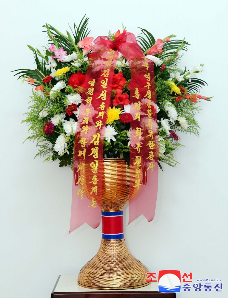 Floral Baskets to Statues of Great Leaders from Abroad