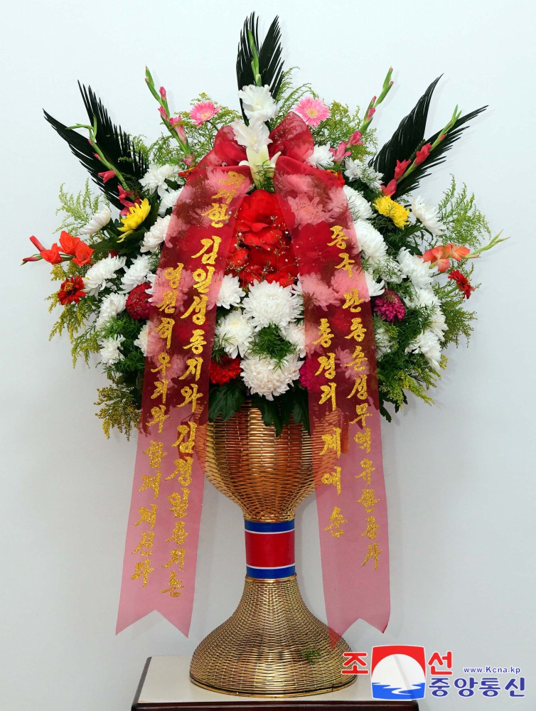 Floral Baskets to Statues of Great Leaders from Abroad