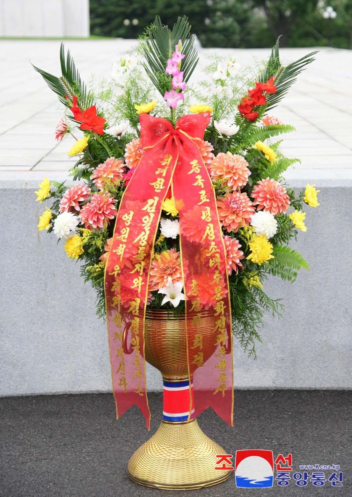 Extranjeros y coreanos en China envían cestos de flores a la colina Mansu