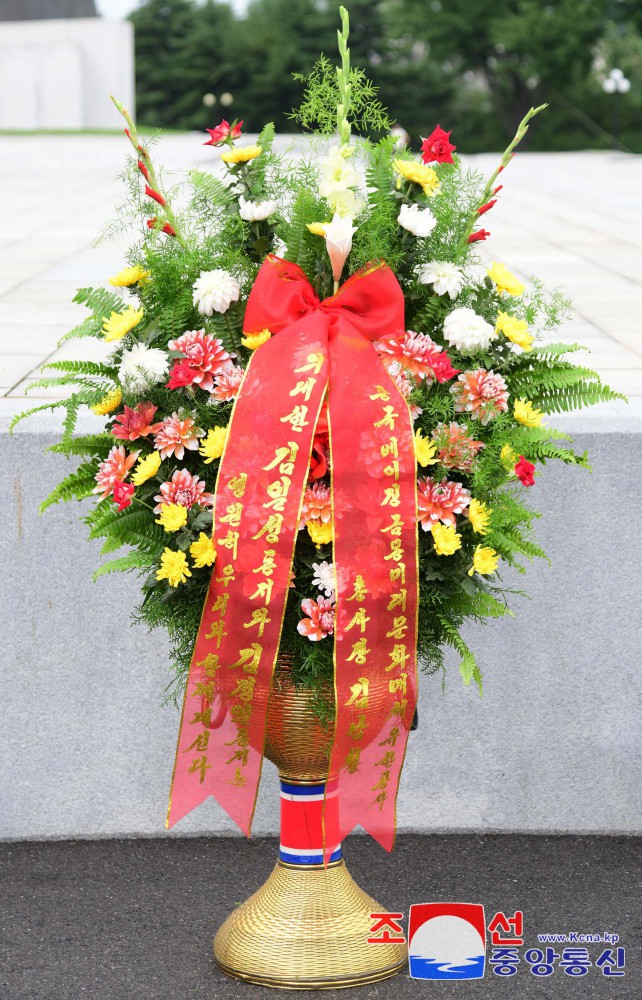 Extranjeros y coreanos en China envían cestos de flores a la colina Mansu