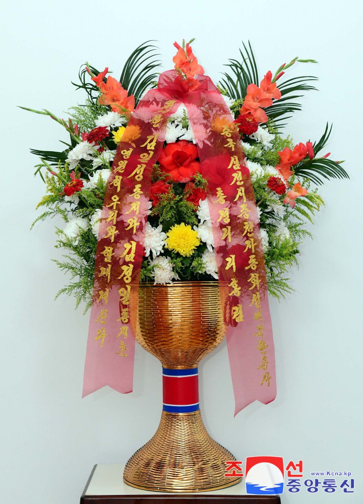 Floral Baskets to Statues of Great Leaders from Abroad