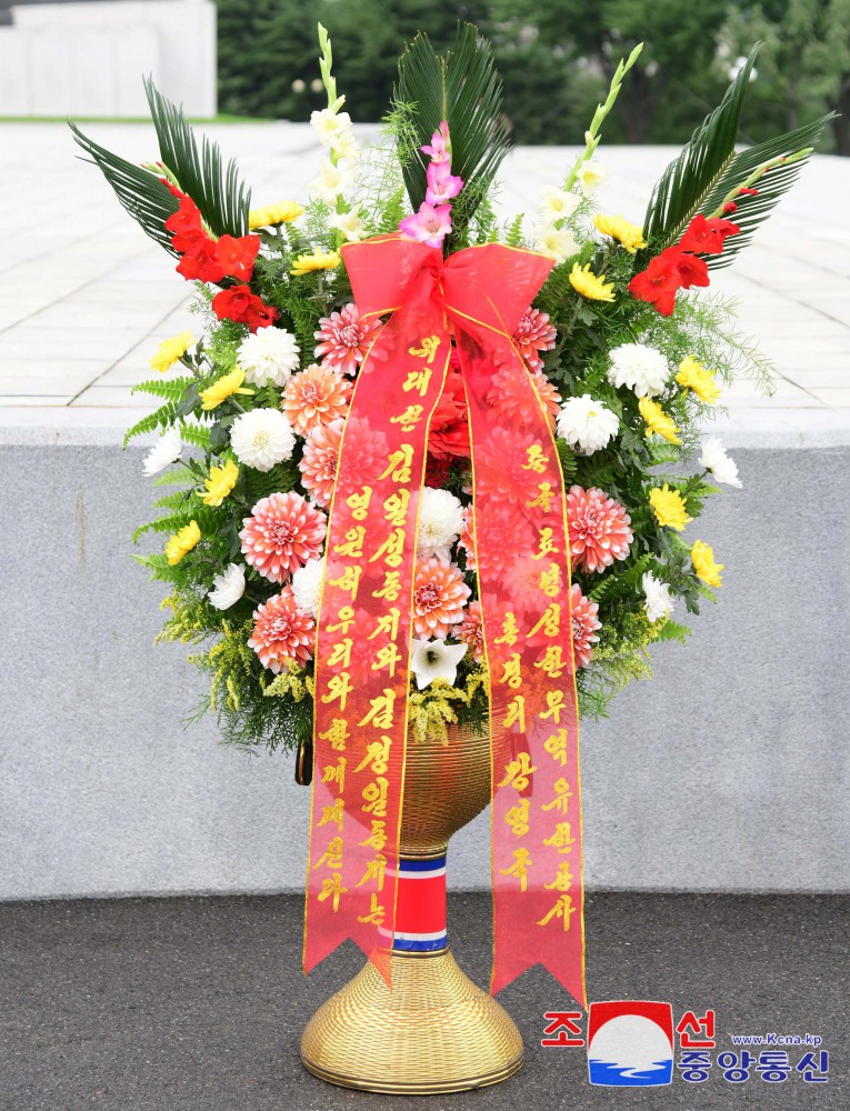 Extranjeros y coreanos en China envían cestos de flores a la colina Mansu