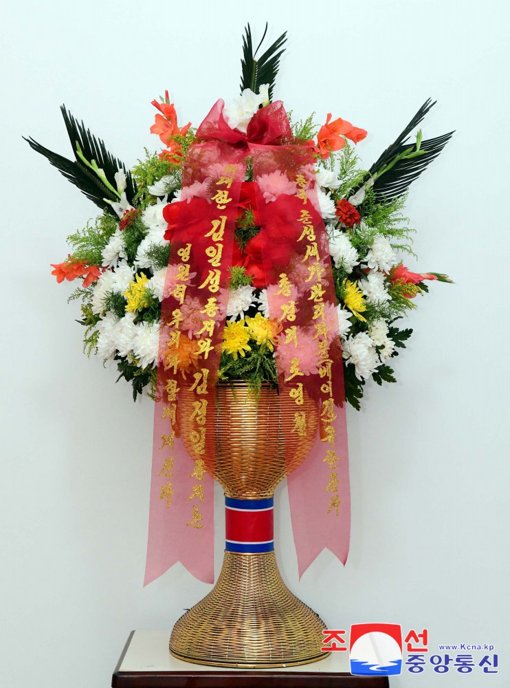 Floral Baskets to Statues of Great Leaders from Abroad