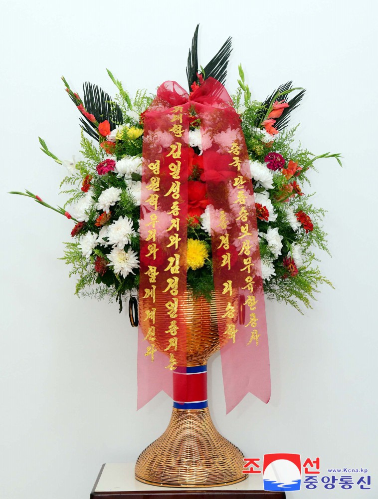 Floral Baskets to Statues of Great Leaders from Abroad