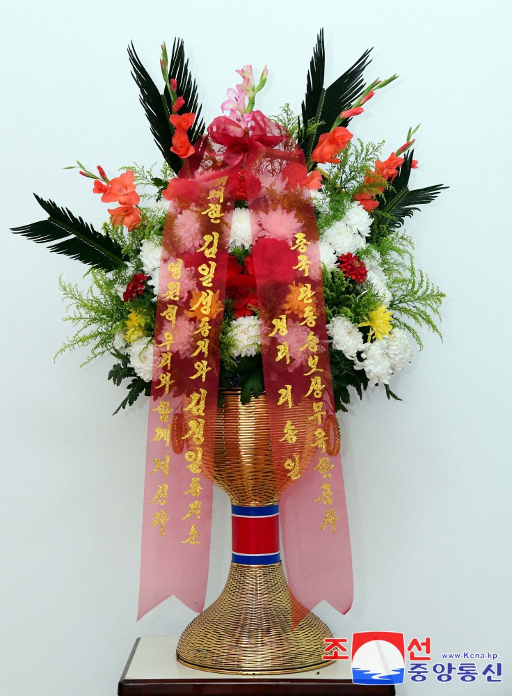 Floral Baskets to Statues of Great Leaders from Abroad