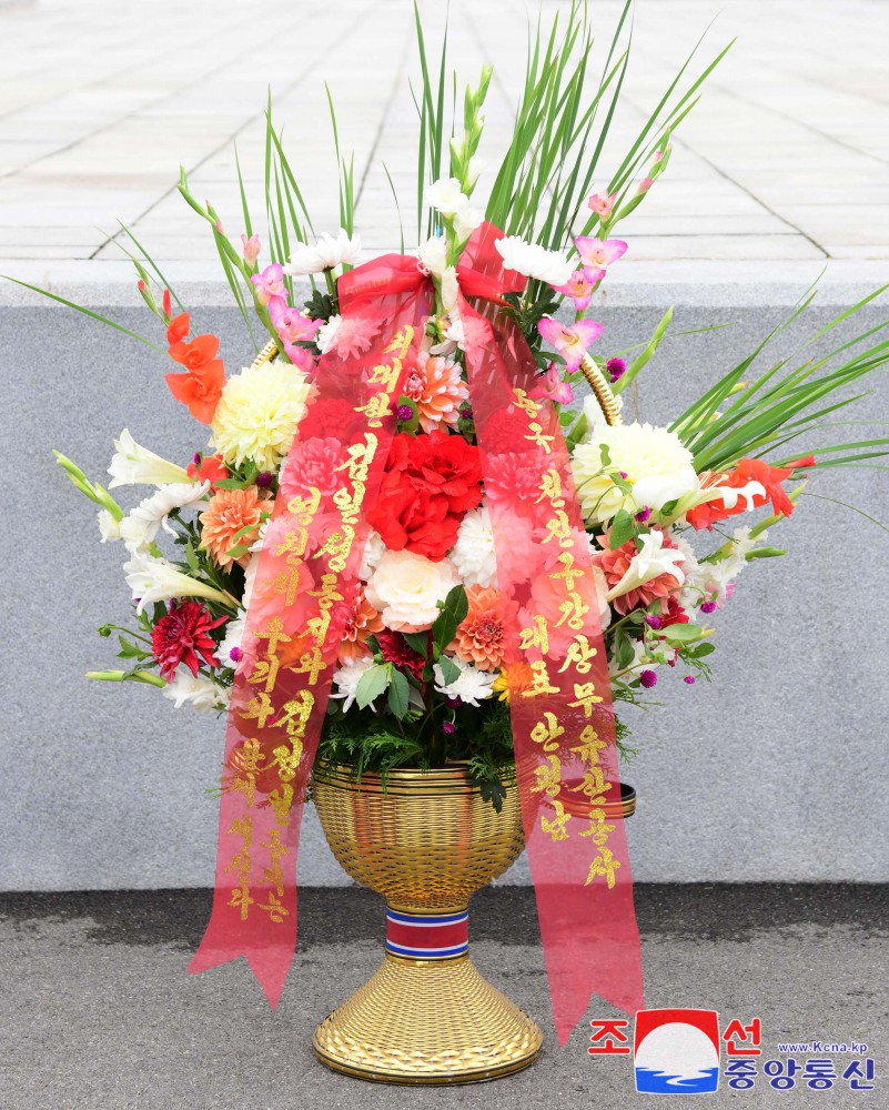 Floral Baskets to Statues of Great Leaders from Abroad