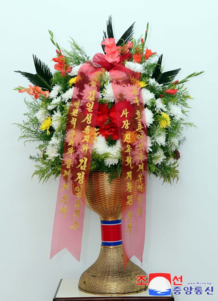 Floral Baskets to Statues of Great Leaders from Abroad