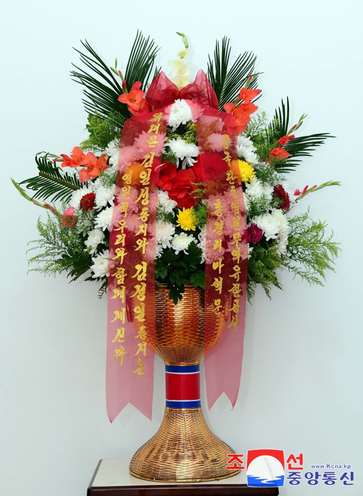 Floral Baskets to Statues of Great Leaders from Abroad