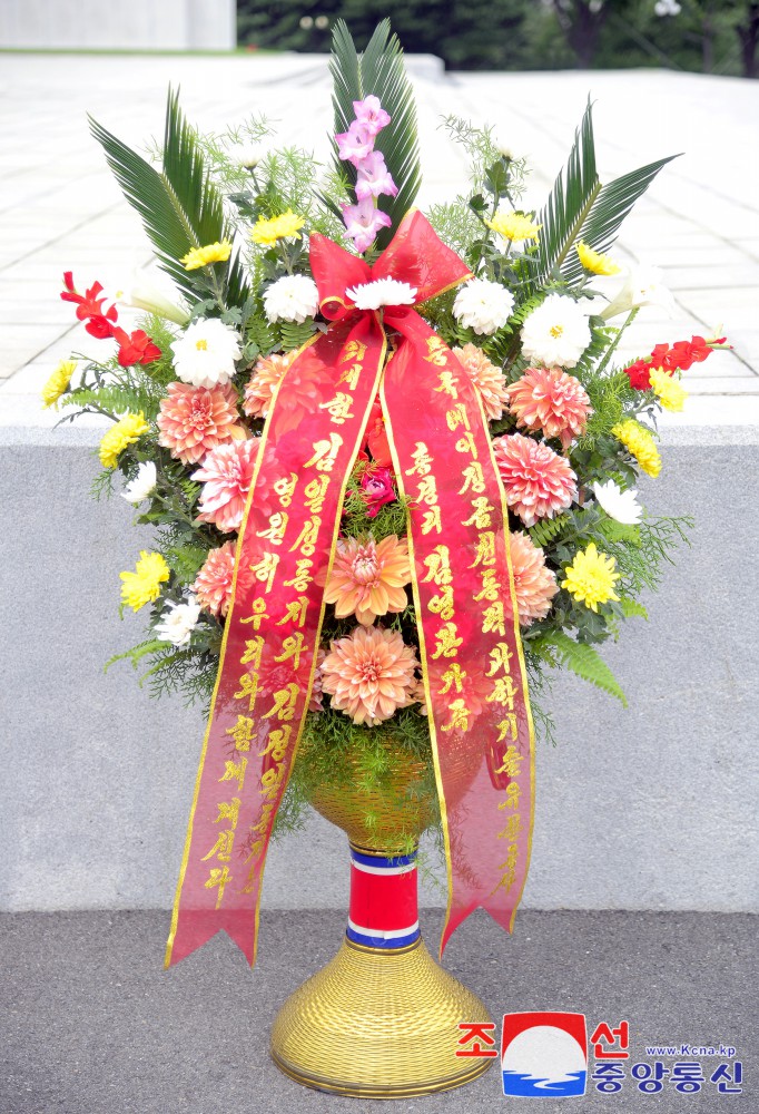 Extranjeros y coreanos en China envían cestos de flores a la colina Mansu